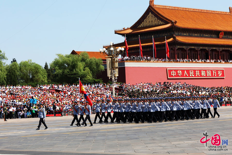 9月3日，中國(guó)人民抗日戰(zhàn)爭(zhēng)暨世界反法西斯戰(zhàn)爭(zhēng)勝利70周年紀(jì)念大會(huì)在北京隆重舉行，有11個(gè)國(guó)家派方隊(duì)、6個(gè)國(guó)家派代表隊(duì)來(lái)華參加閱兵。圖為蒙古國(guó)武裝力量方隊(duì)通過(guò)天安門(mén)廣場(chǎng)。中國(guó)網(wǎng)記者 董寧攝