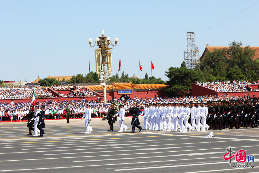 9月3日，中國人民抗日戰(zhàn)爭暨世界反法西斯戰(zhàn)爭勝利70周年紀(jì)念大會在北京隆重舉行，有11個(gè)國家派方隊(duì)、6個(gè)國家派代表隊(duì)來華參加閱兵。圖為墨西哥武裝力量方隊(duì)通過天安門廣場。中國網(wǎng)記者 董寧攝