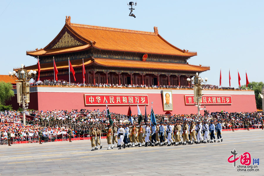 9月3日，中國(guó)人民抗日戰(zhàn)爭(zhēng)暨世界反法西斯戰(zhàn)爭(zhēng)勝利70周年紀(jì)念大會(huì)在北京隆重舉行，有11個(gè)國(guó)家派方隊(duì)、6個(gè)國(guó)家派代表隊(duì)來(lái)華參加閱兵。圖為巴基斯坦武裝力量方隊(duì)通過(guò)天安門(mén)廣場(chǎng)。中國(guó)網(wǎng)記者 董寧攝 