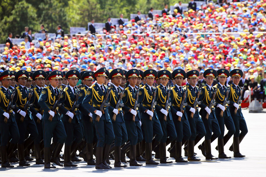  9月3日，中國人民抗日戰爭暨世界反法西斯戰爭勝利70周年紀念大會在北京隆重舉行，有11個國家派方隊、6個國家派代表隊來華參加閱兵。圖為塔吉克斯坦武裝力量方隊通過天安門廣場。中國網記者 楊佳攝