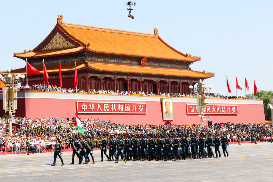  9月3日，中國人民抗日戰(zhàn)爭暨世界反法西斯戰(zhàn)爭勝利70周年紀念大會在北京隆重舉行，有11個國家派方隊、6個國家派代表隊來華參加閱兵。圖為塔吉克斯坦武裝力量方隊通過天安門廣場。中國網(wǎng)記者 董寧攝